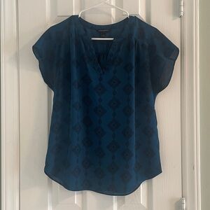 Banana Republic small printed top easy transitional piece from day to night.